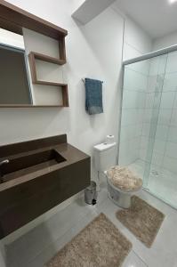 a bathroom with a toilet and a glass shower at Loft moderno e completo a 200m do Consulado Americano in Porto Alegre +4 photos