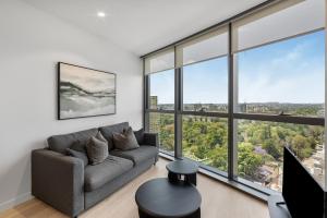 Posezení v ubytování Modern City Escape with Pool Access and Views
