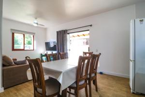Una cocina y un comedor con mesa y sillas. en House with Beach Access - 2 min Walk, en Florianópolis 34 fotos más