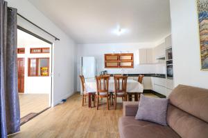 Una sala de estar y una cocina con mesa y sillas. en House with Beach Access - 2 min Walk, en Florianópolis