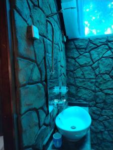 A bathroom at Cinnamon Leaf Leisure Resort Lake view Cabana Még 24 kép