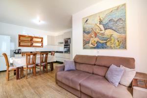 una sala de estar con un sofá y una mesa en House with Beach Access - 2 min Walk, en Florianópolis