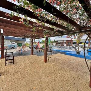 un padiglione con panchine e tavoli da picnic in un parco di House available for the Cop ad Ananindeua