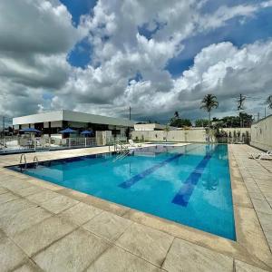 una grande piscina blu con un edificio di House available for the Cop ad Ananindeua