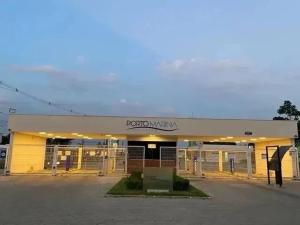 un edificio con un cartello sulla facciata di House available for the Cop ad Ananindeua