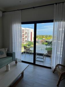 Hermoso PUNTA CANA VISTA CANA في Colorado: غرفة معيشة مطلة على سطح السفينة