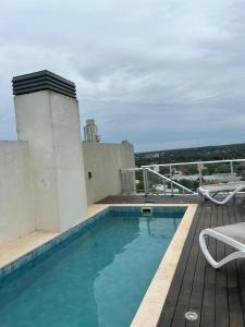 una piscina sul tetto di un edificio di Home Herrera ad Asunción