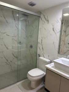un bagno con doccia, WC e lavandino di Home Herrera ad Asunción