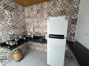 a kitchen with a white refrigerator and a counter at Espaço completo com garagem, estrutura e móveis novos! in Rondonópolis +7 photos