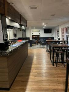a restaurant with tables and chairs and a bar at ibis Styles Albany in Albany