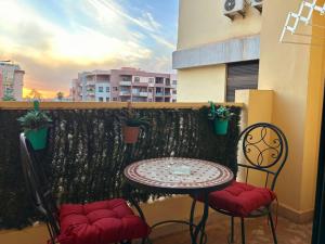 Rõdu või terrass majutusasutuses Guéliz Horizon - Central Apartment in Miramas2