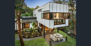 ein Haus auf einem Baum in der Unterkunft 2 Bed- Beach and Bush Retreat- Yaroomba-Sunshine Coast in Yaroomba