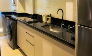 Η κουζίνα ή μικρή κουζίνα στο O mais novo e aconchegante da cidade +26 φωτογραφίες