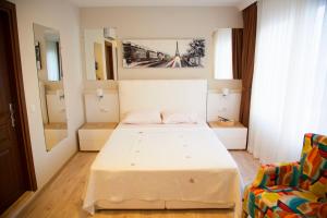 Postel nebo postele na pokoji v ubytování Gumbet Hotel