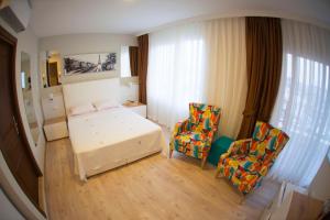 Postel nebo postele na pokoji v ubytování Gumbet Hotel