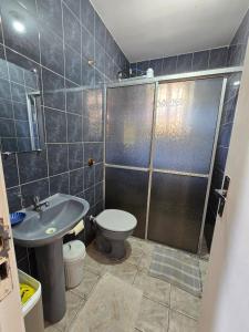 a bathroom with a shower and a toilet and a sink at Casa em Shangri-la próxima ao mar in Pontal do Paraná
