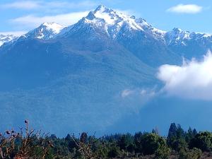 einen schneebedeckten Berg mit einem See davor in der Unterkunft Cabaña La Delfina in Epuyén