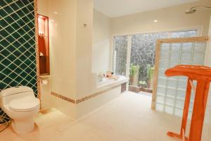 Et badeværelse på Private 400m2 Villa - Hearth - Mountain View - Huge yard - AC - Late Check-in + 27 billeder