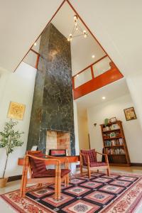 Et opholdsområde på Private 400m2 Villa - Hearth - Mountain View - Huge yard - AC - Late Check-in