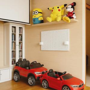 万隆Pasteur House的房间里的架子上放着两辆玩具车