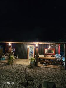 een huis met een patio met verlichting bij El patio de rosy in Maldonado