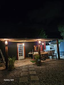 een huis met een patio met verlichting bij El patio de rosy in Maldonado