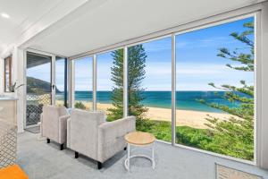 een woonkamer met uitzicht op de oceaan bij Forresters Dunes - Downstairs in Wamberal