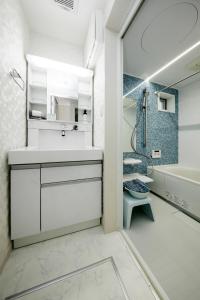ein Badezimmer mit Waschbecken, Badewanne und Dusche in der Unterkunft Higashi Rokugou WHITE / Vacation STAY 4276 in Tokio