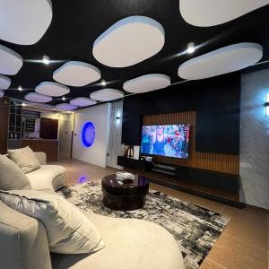 TV a/nebo společenská místnost v ubytování Luxury 3-Bedroom Home in Maitama Abuja
