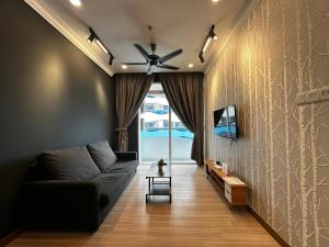 un salon avec un canapé et un ventilateur de plafond dans l'établissement The Wave Residences Melaka 4pax 2R1B, à Malacca