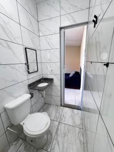 Koupelna v ubytování Suítes Pé na Areia Arraial do Cabo + 3 fotografie