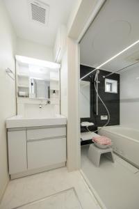 ein Badezimmer mit Waschbecken, Badewanne und Toilette in der Unterkunft HigashirokugoBLACK / Vacation STAY 4280 in Tokio