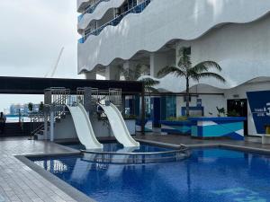 une piscine avec toboggan dans un immeuble dans l'établissement The Wave Residences Melaka 4pax 2R1B, à Malacca 13 autres photos