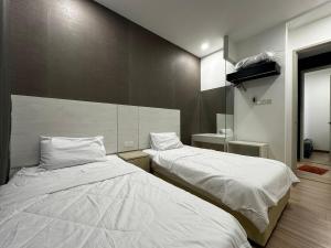 - 2 lits dans une petite chambre dans l'établissement The Wave Residences Melaka 4pax 2R1B, à Malacca