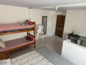 a room with two bunk beds and a kitchen at Pousada Dona Zilma Refugio Paradisíaco 2 in Penha