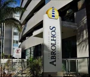 a sign for a hotel in front of a building at Um lar em Brasília, super aconchegante e com ar condicionado in Brasília