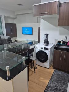 a kitchen with a washer and dryer in a room at Um lar em Brasília, super aconchegante e com ar condicionado in Brasília