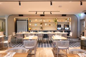 a restaurant with tables and chairs and a bar at Novotel Darwin Airport in Darwin