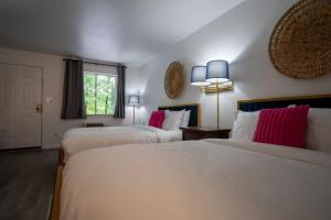a hotel room with two beds and a window at Glory Dayz in Eureka Springs