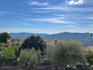 ベール・レ・ザルプにあるLocation F2 Berre Les Alpesの山並木集団