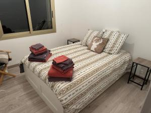 ベール・レ・ザルプにあるLocation F2 Berre Les Alpesのベッド1台(タオル付)が備わります。