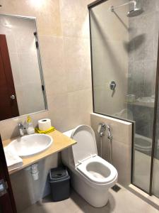 タリハにあるEl Molino Apartmentのトイレ、洗面台、シャワー付きのバスルーム +1枚の写真