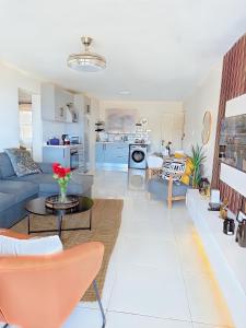 un salon avec un canapé et une table dans l'établissement Silhouette 19 luxury, à Margate