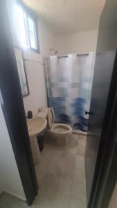 une salle de bain avec toilettes et lavabo dans l'établissement Casa Pochó frente al Hospital Ángeles, à Villahermosa