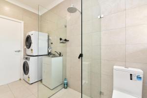 Ванная комната в Anambah Ridge Retreat - Spa, Firepit & Wedding Stay +32 фотографии