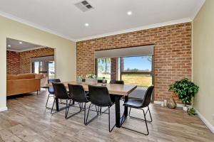 Гостиная зона в Anambah Ridge Retreat - Spa, Firepit & Wedding Stay