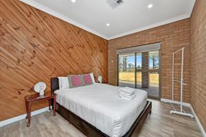 Кровать или кровати в номере Anambah Ridge Retreat - Spa, Firepit & Wedding Stay