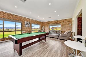 Бильярд в Anambah Ridge Retreat - Spa, Firepit & Wedding Stay