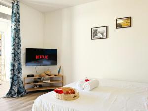 En eller flere senge i et værelse på Air-conditioned sea access studio, fiber optic, parking