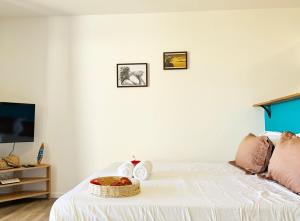 En eller flere senge i et værelse på Air-conditioned sea access studio, fiber optic, parking